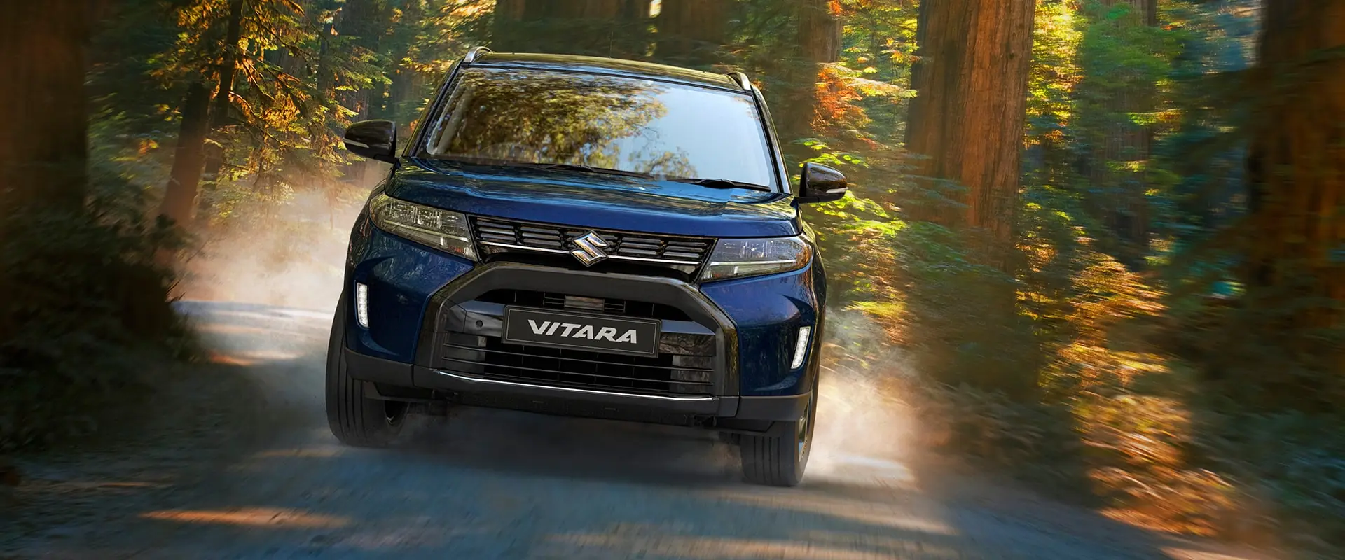 Pilnpiedziņas SUV uz sniegota grants ceļa