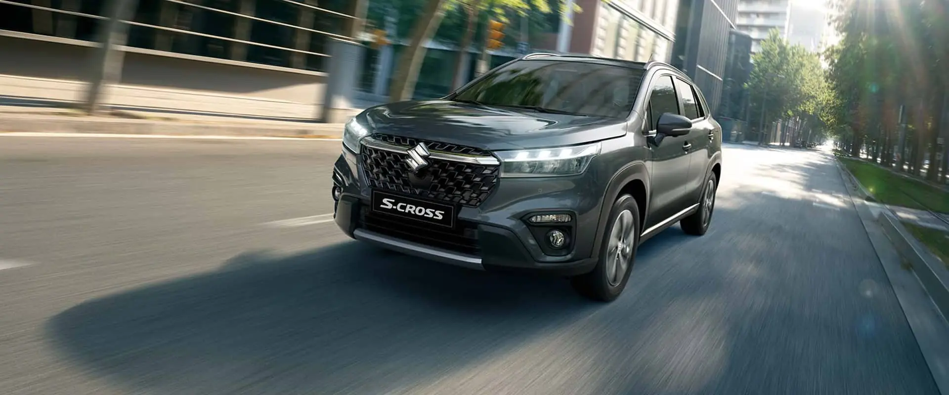Suzuki automobilis braucienā pa piekrastes ceļu