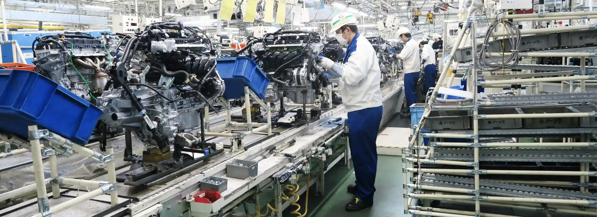 Inženieris pārbauda automobiļa kvalitāti darbnīcā
